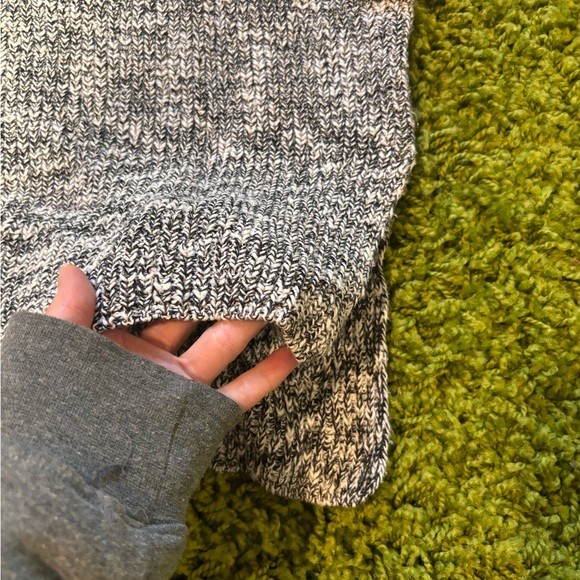 Gray and white criss-cross back sweater - Picture 7 of 8